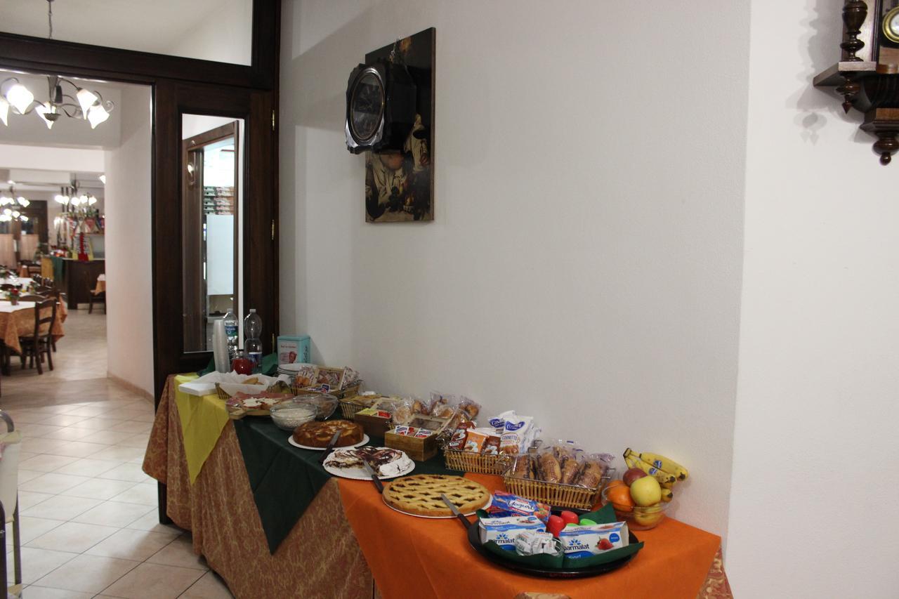 Albergo Ristorante Pizzeria La Bocca Di Bacco อับบาเดียซานซัลวาตอเร ภายนอก รูปภาพ